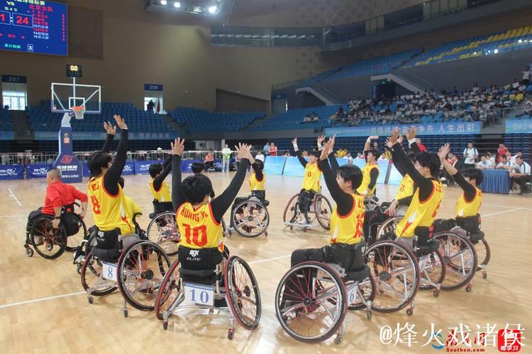 不缺位的陪伴 “小海豚”全程助力轮椅篮球比赛